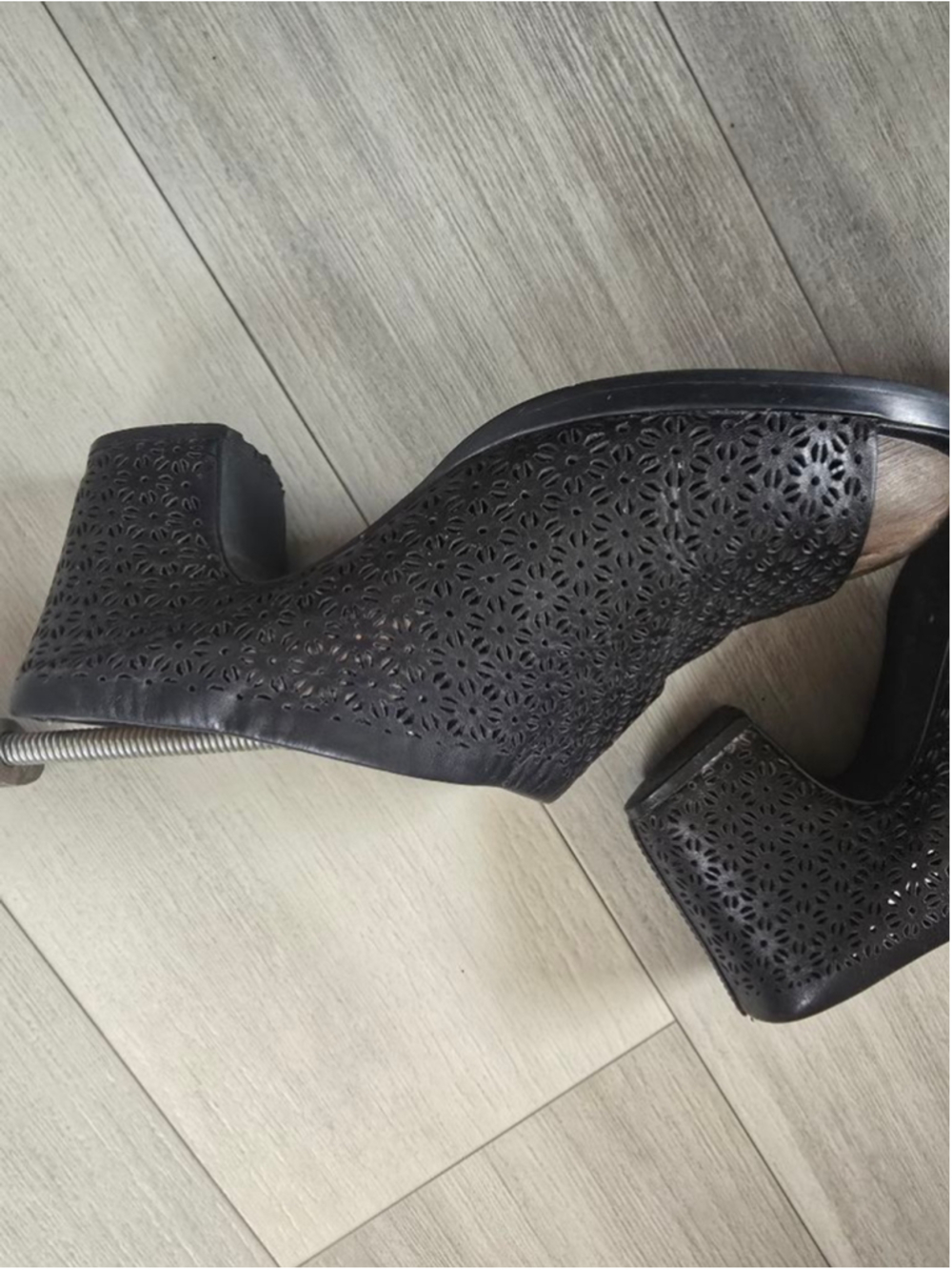Gentle Souls by Kenneth Cole Black Perforated Mules Siz 8.5 - Picture 3 of 6